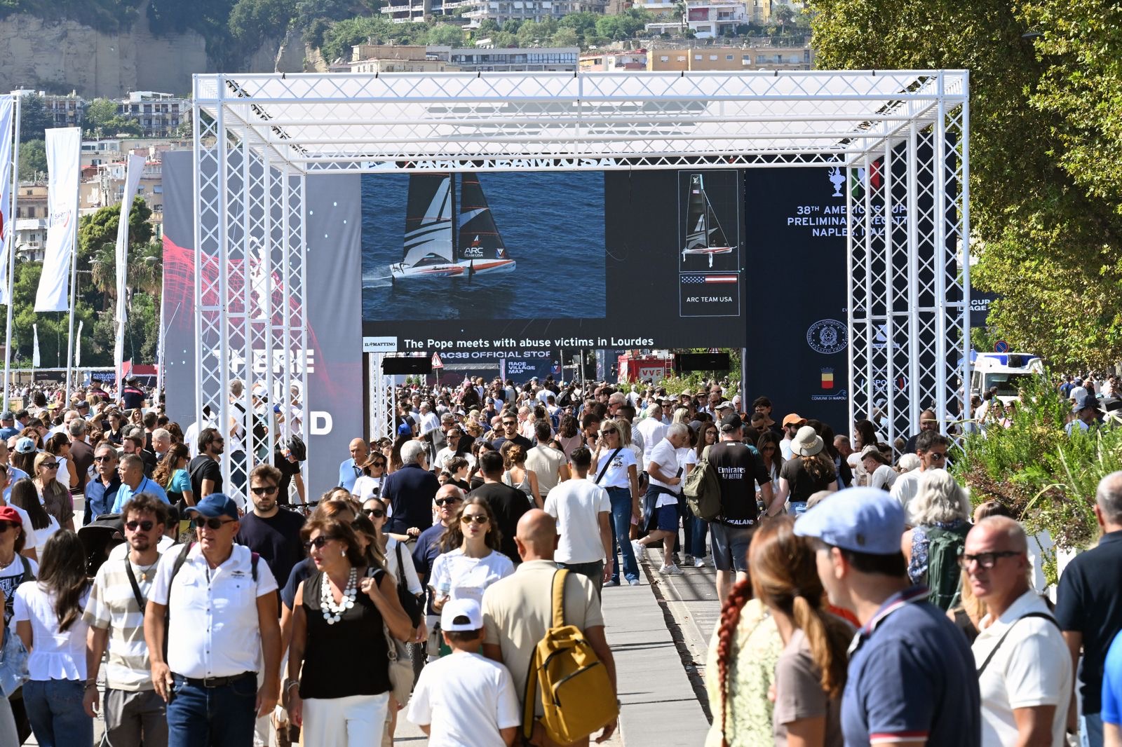 The Louis Vuitton 38th America’s Cup, Napoli guarda al 2027: 252mila visitatori per la regata preliminare, 7,5 volte Barcellona