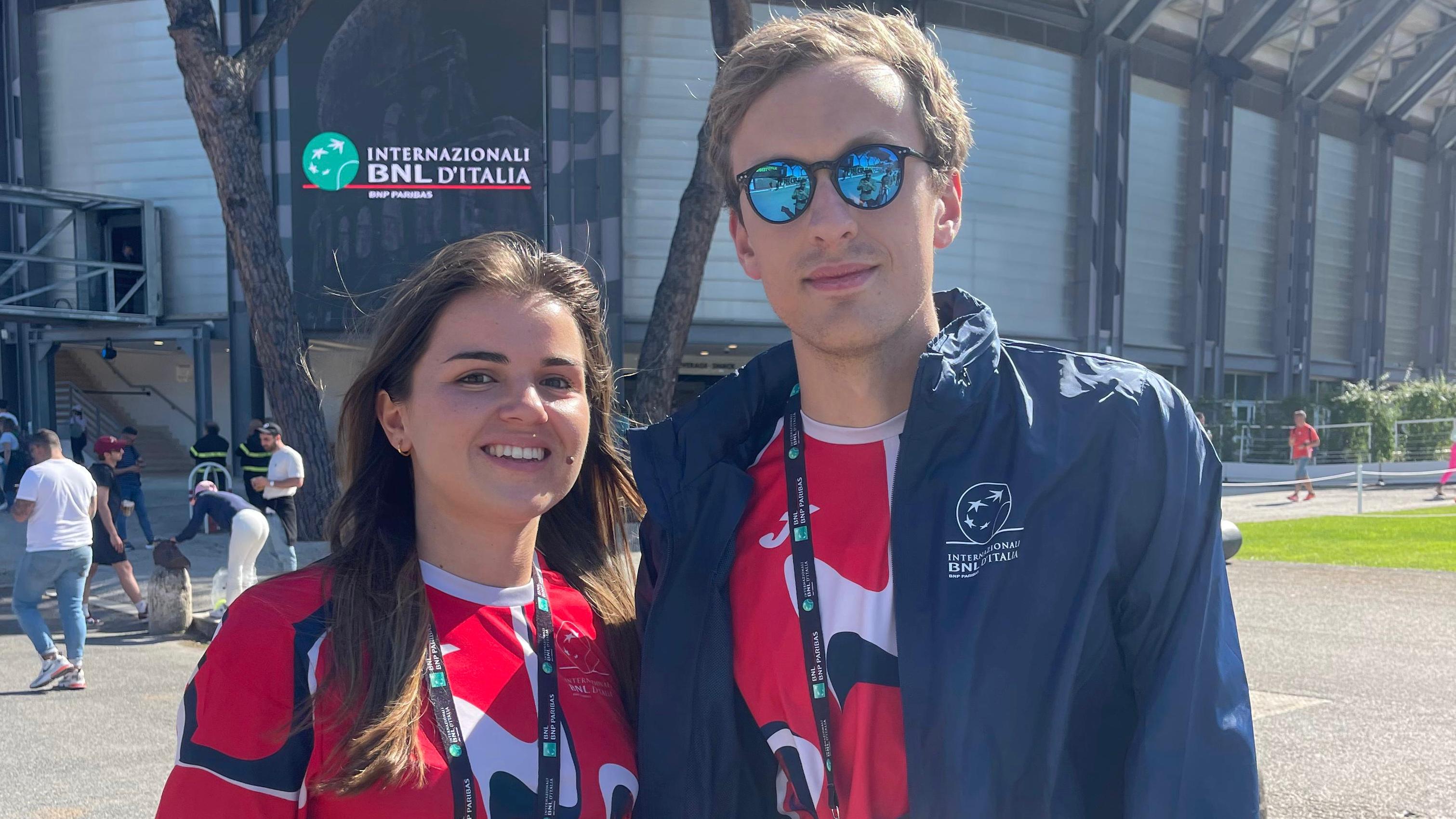 Sinner at the Foro Italico: hugs and smiles with the volunteers after the press conference