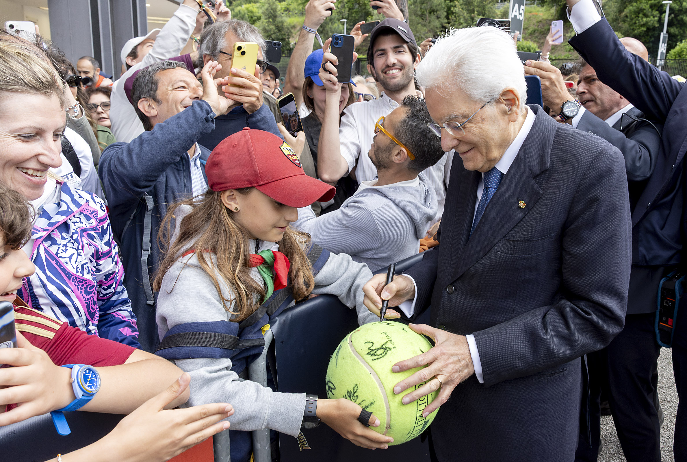 Roma - Il Presidente Sergio Mattarella saluta i tifosi presenti al Foro Italico in occasione della finale singolare femminile di tennis della manifestazione Internazionali BNL d’Italia 2025, oggi 17 maggio 2025(Foto di Paolo Giandotti - Ufficio per la Stampa e la Comunicazione della Presidenza della Repubblica)
