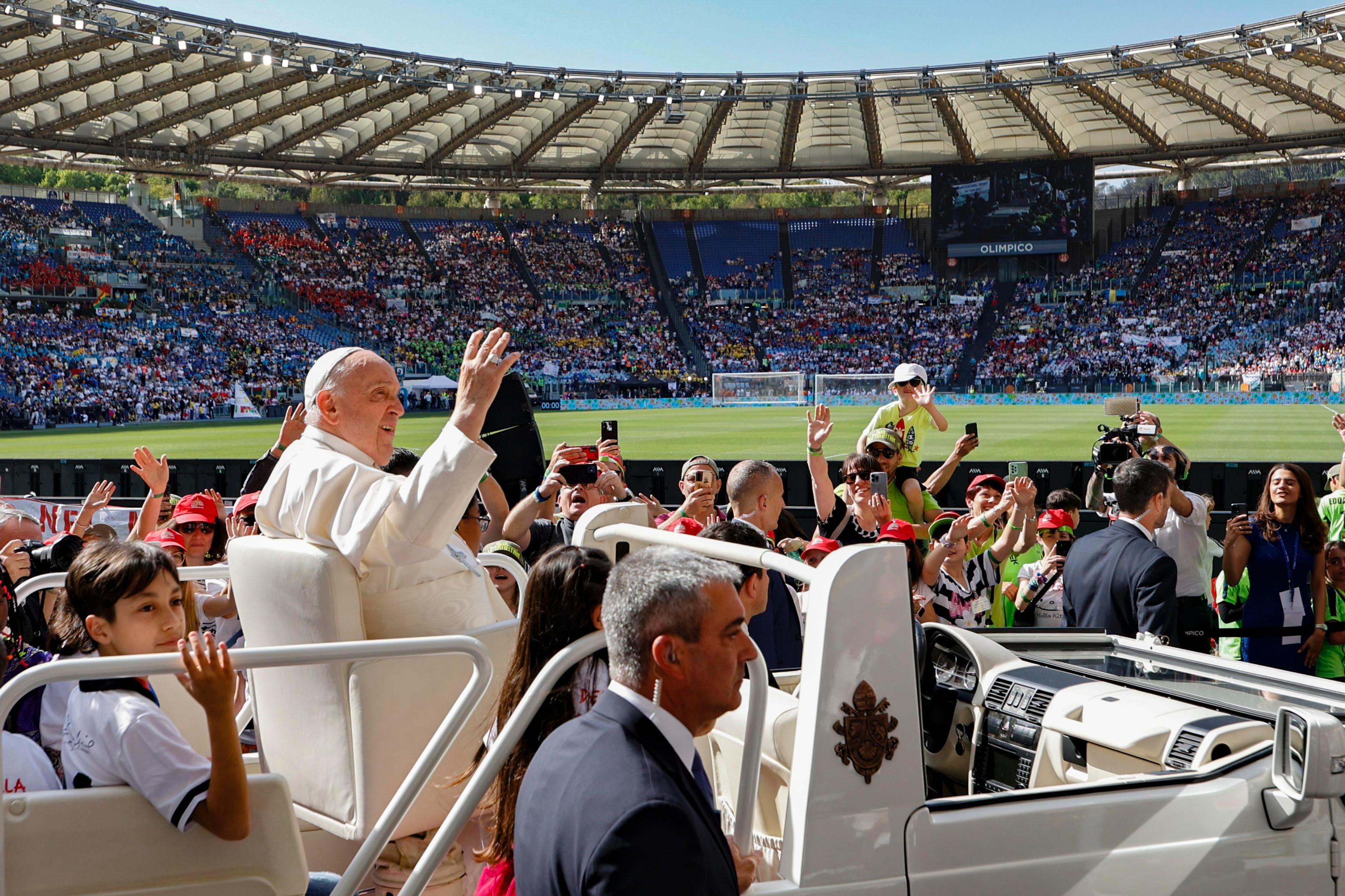"Giornata Mondiale dei Bambini". In 50mila allo Stadio Olimpico a gridare "Pace" insieme a Papa Francesco