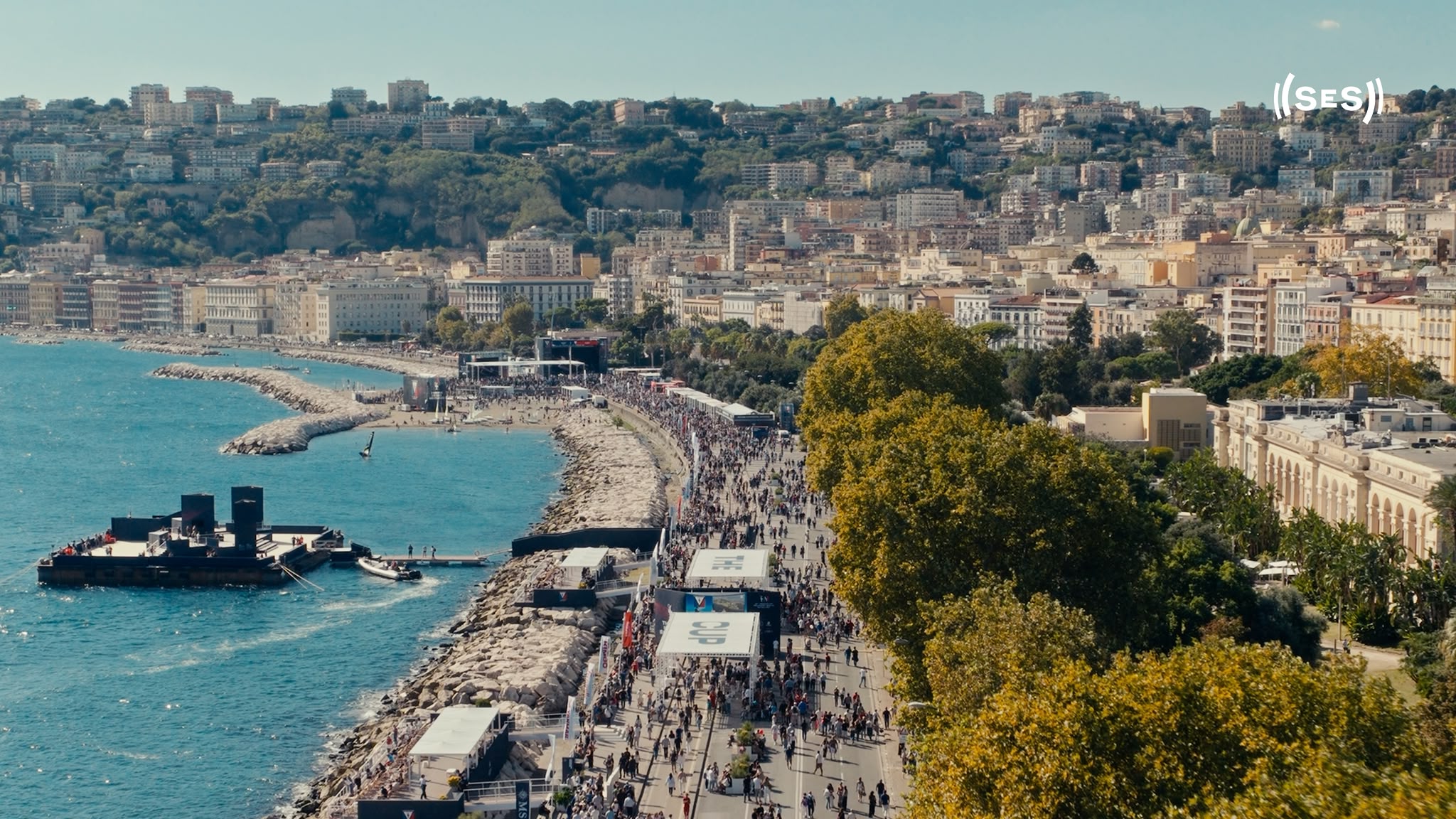 America's Cup. Napoli accende il golfo, 87mila al Race Village nella seconda giornata. Il Lungomare Caracciolo si trasforma in una tribuna sul mare