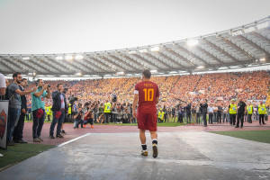 totti uscita tunnel postpartita roma genoa 2016 17 2