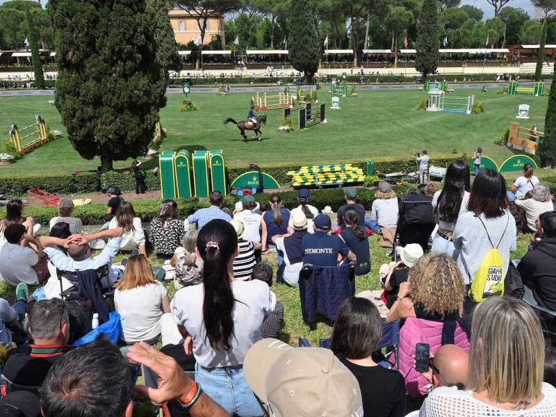 folla maggio piazza di  siena  foto mezzelani  gmt137 folla maggio piazza di  siena  foto mezzelani  gmt137