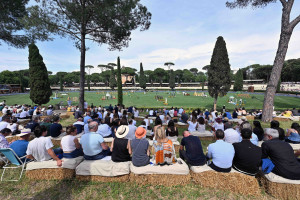 folla a piazza di siena maggio   foto mezzelani  gmt206