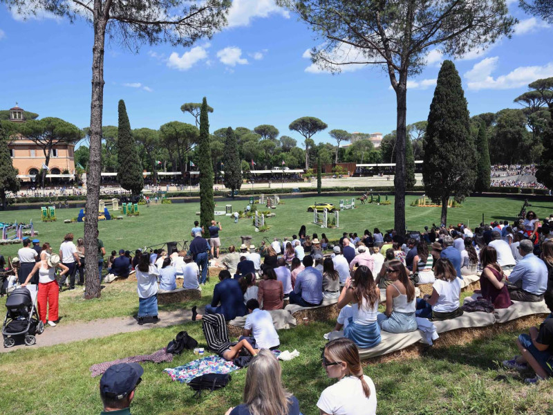piazza di siena piena di gente  foto mezzelani gmt 003 piazza di siena piena di gente  foto mezzelani gmt 003