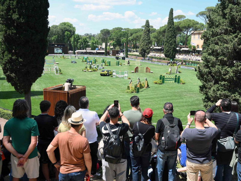 piazza di siena piena di gente  foto mezzelani gmt 009 piazza di siena piena di gente  foto mezzelani gmt 009