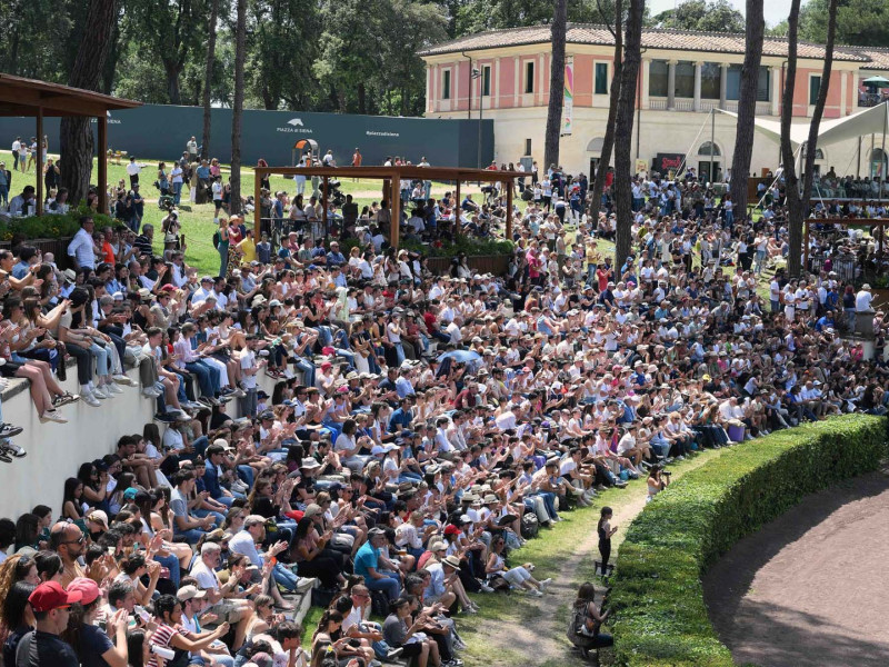 piazza di siena piena di gente  foto mezzelani gmt 016 piazza di siena piena di gente  foto mezzelani gmt 016