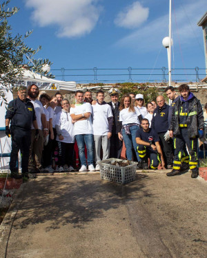 Pulizia Fondali e raccolta rifiuti in mare a Napoli Pulizia Fondali e raccolta rifiuti in mare a Napoli