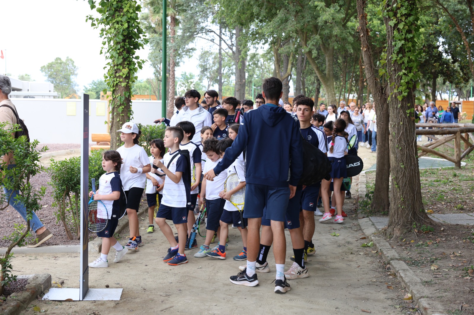 “Light up Caivano”.  More than a thousand youngsters on the primary day of opening “Pino Daniele” Sports Center
